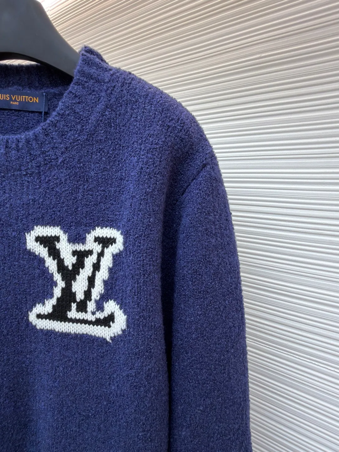 LOUIS VUITTON double-sided intarsia sweater ●Item number: 1681844-A85 ●Material: wool blended fabric ●Technology: knitted intarsia production ●Version: fitted version ●Weight: about 670 grams ●Size: S-M-L-XL ●Description: Made of custom-woven and dyed sheep wool 65% cotton %20 Spandex 15%. The special washing process is very soft and skin-friendly. It has 7 knitting workers. The thickness of each stitch of the inlay on the clothing logo is consistent with ZP. The back logo is mirror inlay. This crew-neck sweater is made of a blend of sheep wool and yak hair, and uses thick yarn to create a comfortable texture. The contrasting LV logo is integrated into the knitted fabric, and the mirror-effect logo is cleverly displayed on the rear. The casual and elegant design makes it easy to style your weekend look. The overall wiring is straight and delicate, the fabric is comfortable and soft, and the color is consistent without color difference. It can be matched with the same style to create a fashionable look and control various occasions. Customized accessories, complete with three standards, same style for men and women!